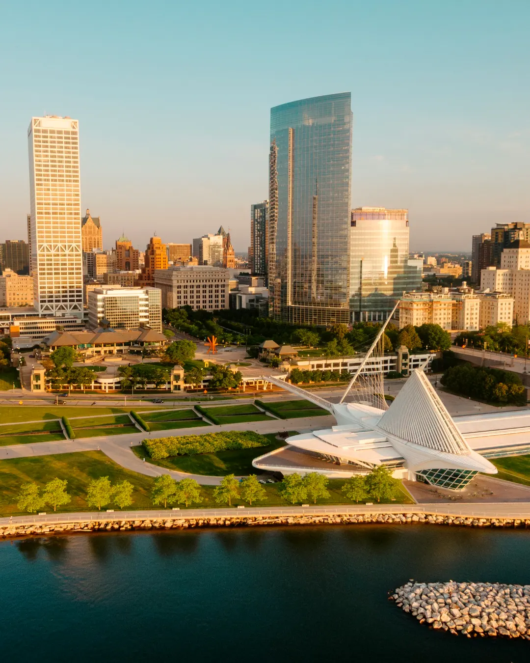 Vista de Milwaukee con sus rascacielos y el Museo de Arte junto al lago Míchigan