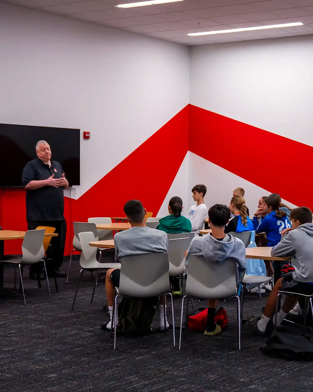 Clase de inglés con un profesor estadounidense en el campus de baloncesto de Milwaukee