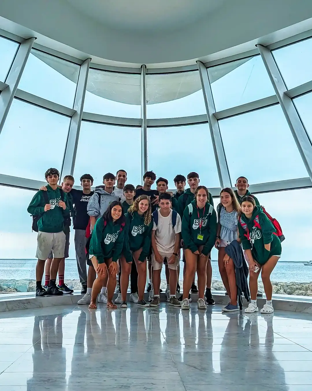 Grupo del campus de baloncesto de Milwaukee de excursión en el Museo de Arte de Milwaukee junto al lago Míchigan