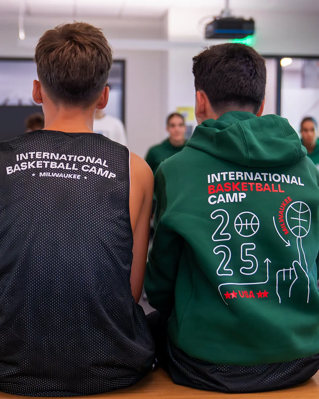 Participantes del campus de baloncesto de Milwaukee en una clase de inglés con jugadores estadounidenses