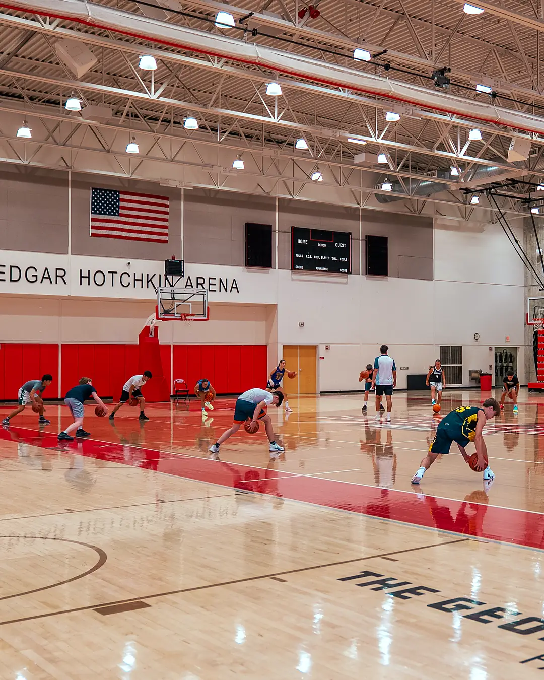Jugadores del campus de baloncesto de Milwaukee entrenando en el pabellón Edgar Hotchkin Arena