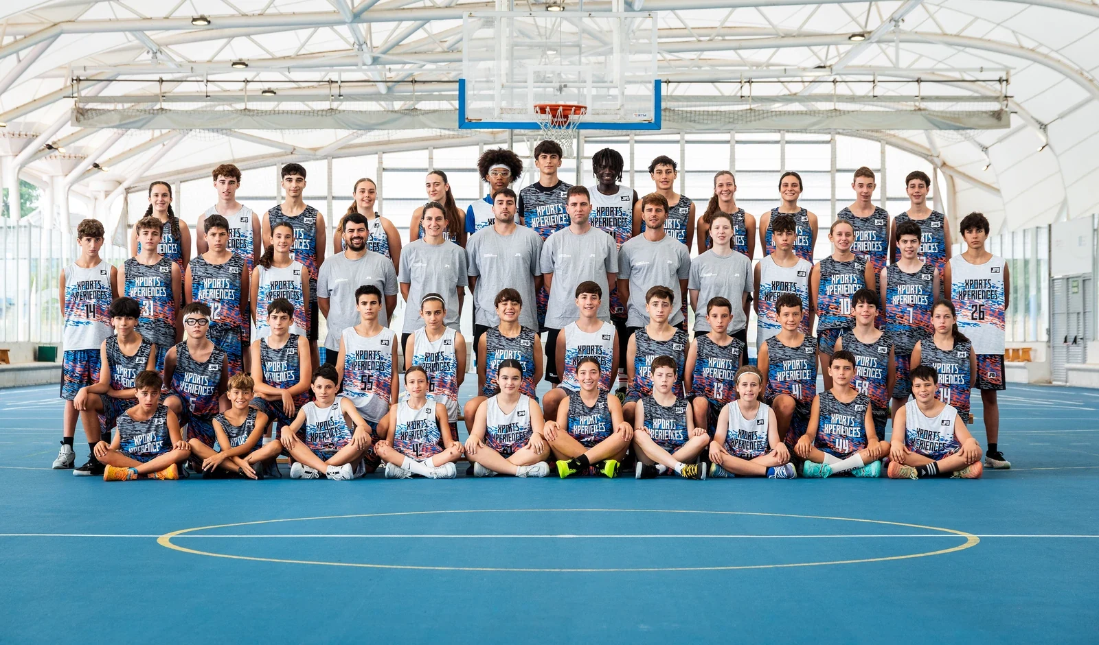 Foto de grupo de jugadores y entrenadores del Campus de Tecnificación de Baloncesto en Santander