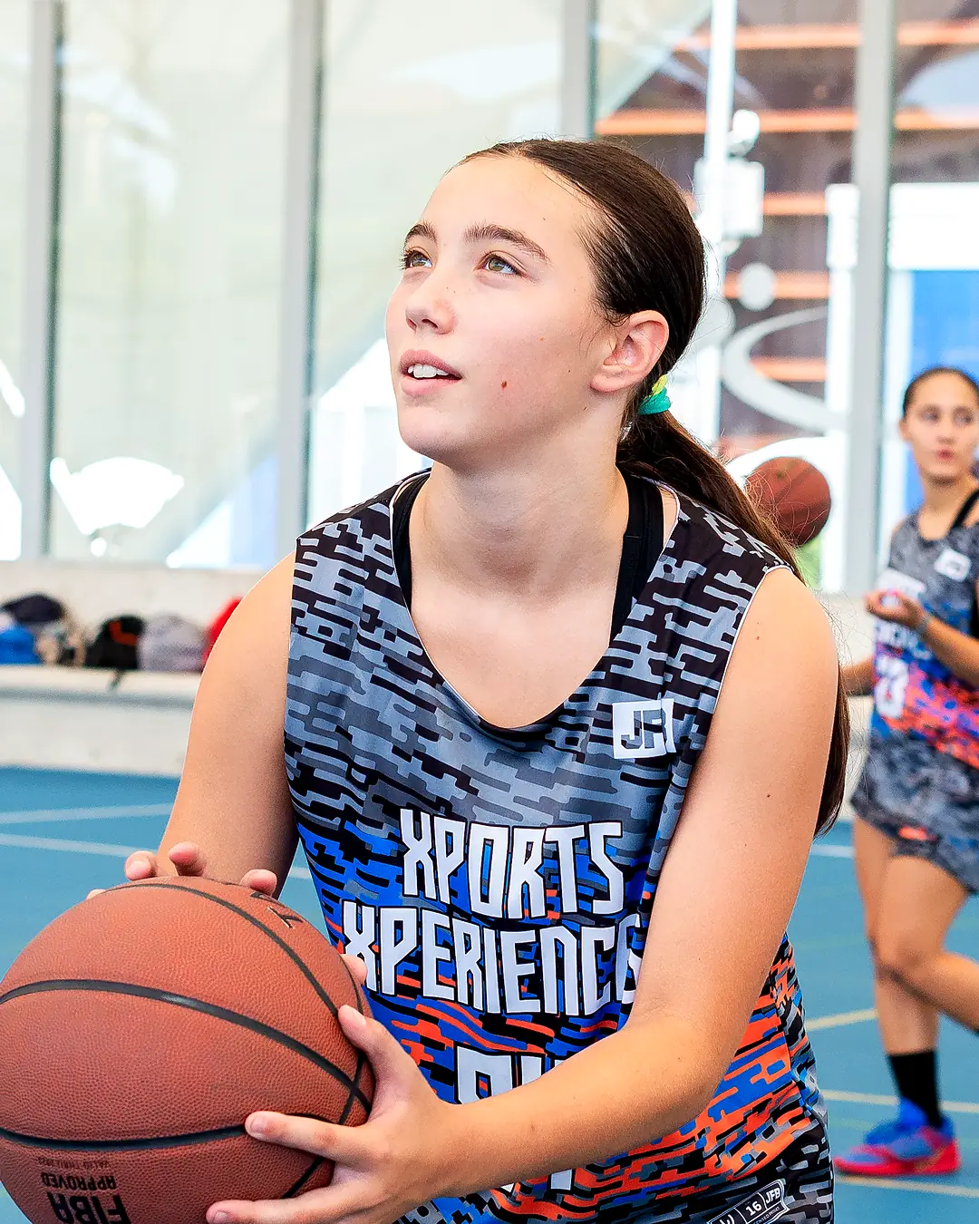 Jugadora preparándose para tirar en el campus de tecnificación de baloncesto en Cantabria