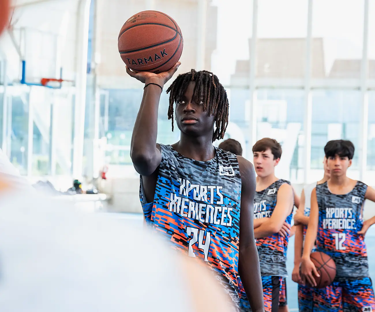 Jugador preparando el tiro en el Campus de Tecnificación de Baloncesto en Santander